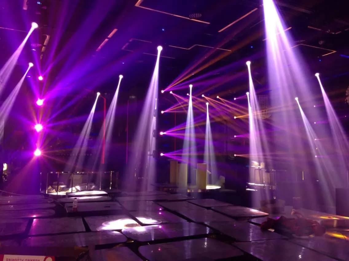 أشعة إضاءة Beam فوق المسرح