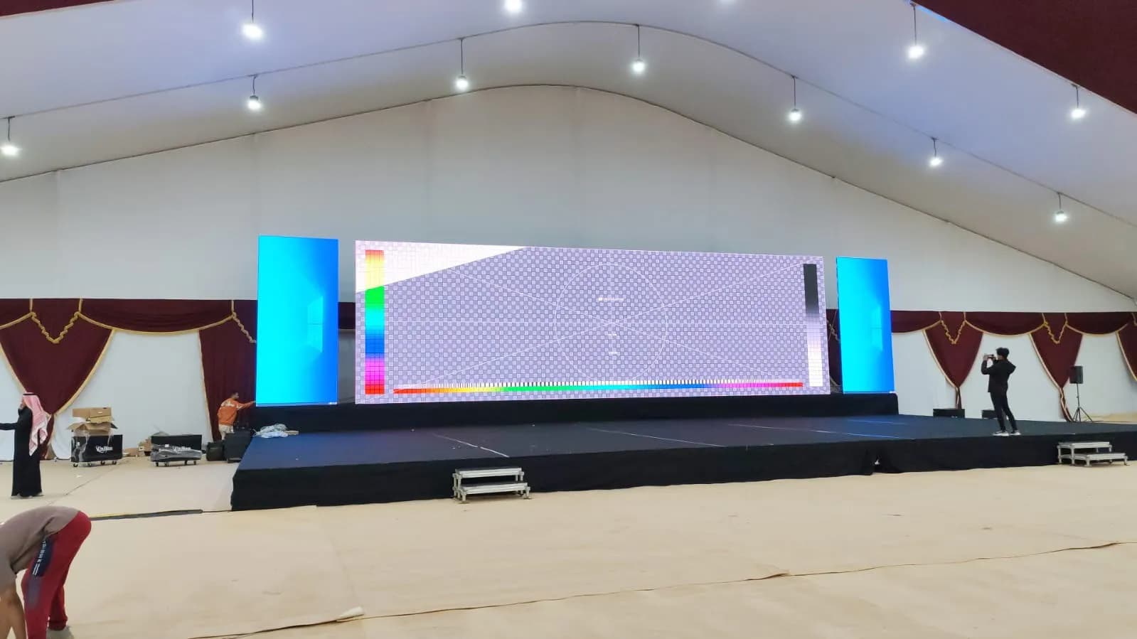 قاعة مؤتمر داخل خيمة بشاشة LED
